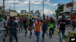 Manifestantes piden la renuncia del primer ministro de Haití, Ariel Henry, en Puerto Príncipe el 10 de octubre de 2022.
