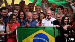 Lula da Silva (cen), Presidente eleito do Brasil, e Geraldo Alckmin (dir), vice-Presidente eleito, com apoiantes, São Pauo, 30 Outubro 2022