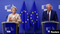 Presiden Komisi Eropa Ursula von der Leyen (kiri) dan Kepala Kebijakan Luar Negeri Uni Eropa Josep Borrell dalam konferensi pers di Brussel, Belgia, 28 September 2022.