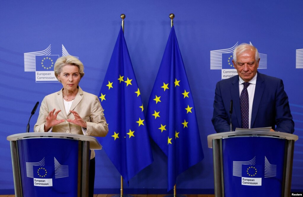 우르줄라 폰데어라이엔(왼쪽) 유럽연합(EU) 집행위원장이 28일 벨기에 브뤼셀에서 우크라이나 점령지 러시아 병합 주민투표에 관한 입장을 밝히고 있다. 오른쪽은 호세프 보렐 EU 외교안보정책 고위대표.
