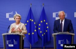 우르줄라 폰데어라이엔(왼쪽) 유럽연합(EU) 집행위원장이 28일 벨기에 브뤼셀에서 우크라이나 점령지 러시아 병합 주민투표에 관한 입장을 밝히고 있다. 오른쪽은 호세프 보렐 EU 외교안보정책 고위대표.