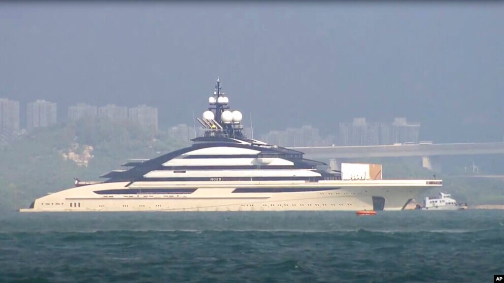 据信属于普京密友、俄罗斯大富豪阿列克谢·莫尔达绍夫的“北方号”（Nord）超级游艇（Aleksei Mordashov）现身香港维多利亚港。（2022年10月7日）(photo:VOA)
