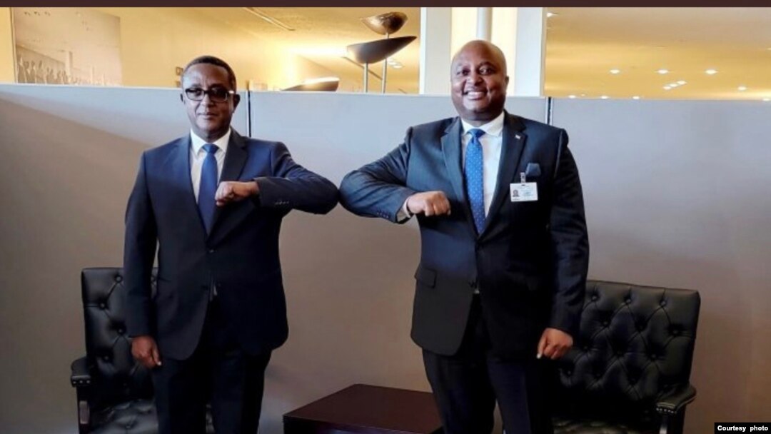 Umushikiranganji Albert Shingiro na mugenzi we w'u Rwanda Vincent Biruta
