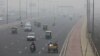 Berbagai kendaraan terlihat di jalan raya pada pagi yang berkabut di New Delhi, India (foto: dok). India meresmikan tahap pertama jalan tol sepanjang 1.386 km, yang menghubungkan kota New Delhi dan Mumbai. 