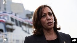 Wakil Presiden AS Kamala Harris berbicara kepada awak media di pangkalan laut Yokosuka di dekat Tokyo, Jepang, pada 28 September 2022. (Foto: Pool via AP/Leah Millis)