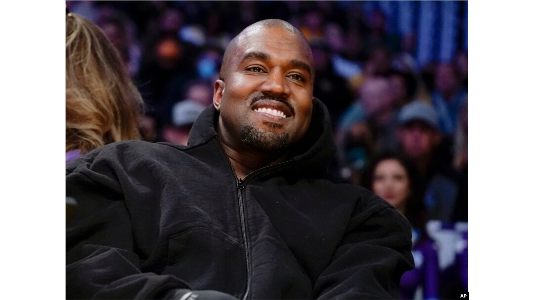Kanye West menyaksikan paruh pertama pertandingan bola basket NBA antara Washington Wizards dan Los Angeles Lakers di Los Angeles, pada 11 Maret 2022.