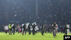 Anggota TNI mengamankan lapangan setelah pertandingan sepak bola antara Arema FC dan Persebaya Surabaya di Stadion Kanjuruhan di Malang, Jawa Timur. (Foto: AFP)