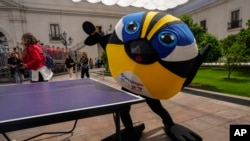 Fiu, el pájaro mascota de los Juegos Panamericanos, posa en la ceremonia que marcó el inicio de la cuenta regresiva para los Juegos Panamericanos y Parapanamericanos de 2023 en el palacio presidencial en Santiago de Chile, el 20 de octubre de 2022. 