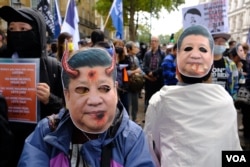 示威者头戴习近平的面具。 （摄影：美国之音郑乐捷）