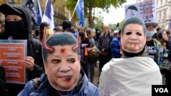 示威者頭戴習近平的面具。（攝影：美國之音鄭樂捷）