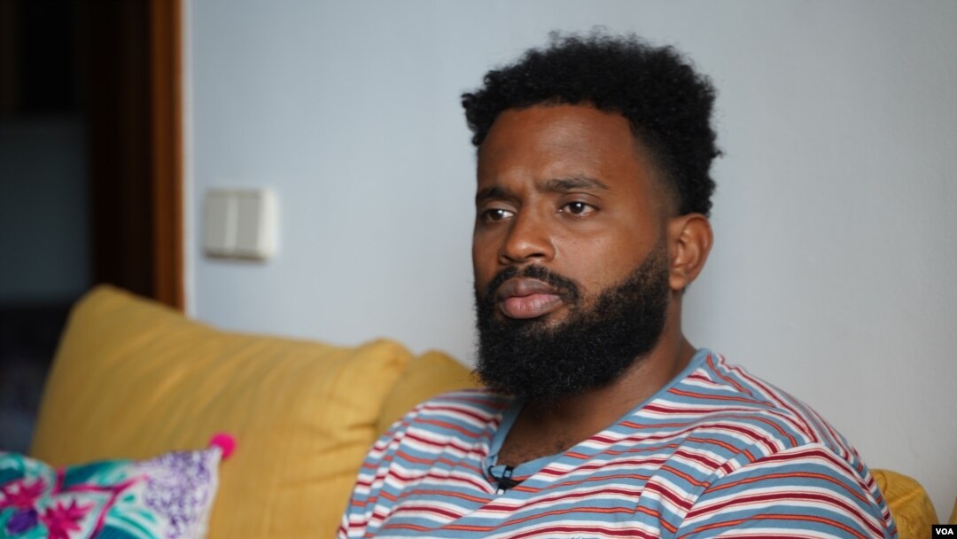 FILE - Cuban journalist Abraham Jimenez Enoa, in Barcelona, Spain. Jimenez Enoa, like other dissidents who flee hostile regimes, says he is a victim of “transnational repression.” (Alfonso Beato/VOA)