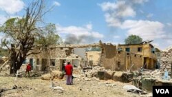 Un bâtiment a été complètement détruit à Beledweyne en Somalie suite à une attaque des islamistes shebab en Somalie le 3 octobre 2002. (VOA Somali)