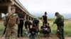Un agente de Aduanas y Protección Fronteriza recopila información biográfica de un grupo de migrantes venezolanos antes de detenerlos cerca de la ciudad fronteriza sur de Eagle Pass, Texas, EE.UU. 25 de abril de 2022.