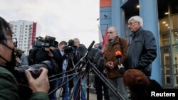 Oleg Orlov y Yan Rachinsky, miembros de la organización pro derechos humanos Memorial, hacen declaraciones a la prensa después de que la organización fuera galardonada con el premio Nobel de la Paz, en Moscú, el 7 de octubre de 2022.