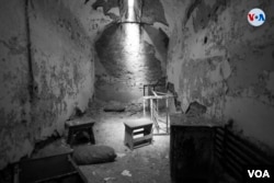 Celda conservada con el mobiliario original, en la Penitenciaría del Estado de Pensilvania. [Foto: Ismael Rodríguez]