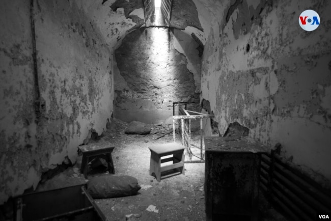 Celda conservada con el mobiliario original, en la Penitenciaría del Estado de Pensilvania. [Foto: Ismael Rodríguez]