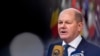 Kanselir Jerman Olaf Scholz berbicara dengan media saat ia tiba untuk KTT Uni Eropa di Brussels, Kamis, 20 Oktober 2022. (Foto: AP)