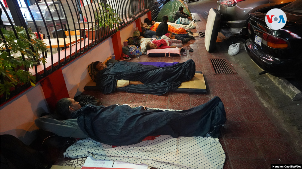 Venezolanos que no alcanzan en refugios duermen en las calles de San José, Costa Rica. Foto Houston Castillo, VOA