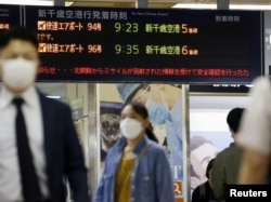 4일 일본 북부 홋카이도 삿포로역 전광판에 북한의 미사일 발사로 열차 운행이 중단됐다는 긴급 안내가 표시됐다.
