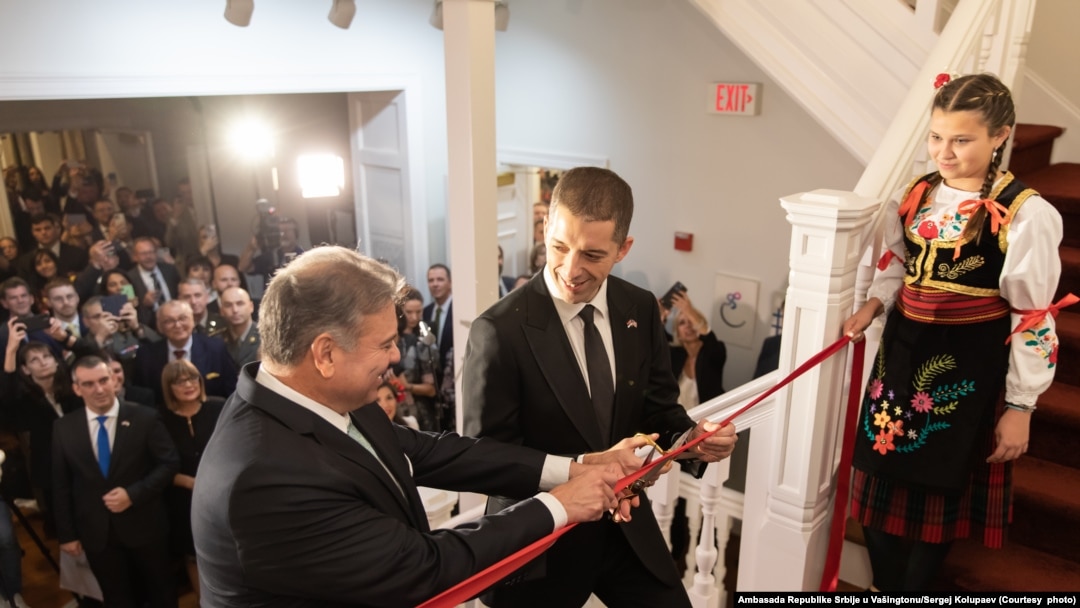 Gabriel Eskobar, specijalni izaslanik američke administracije za Zapadni Balkan preseca svečanu vrpcu sa ambasadorom Srbije Markom Đurićem, 11. oktobra 2022.