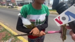 Ana limpiadora de vidrios en semáforos en Venezuela
