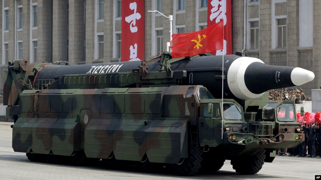 Sebuah rudal yang diyakini para analis sebagai Hwasong-12 Korea Utara diarak di Korea Utara pada 15 April 2017. (Foto: AP)