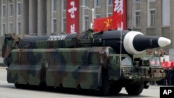 Sebuah rudal yang diyakini para analis sebagai Hwasong-12 Korea Utara diarak di Korea Utara pada 15 April 2017. (Foto: AP)