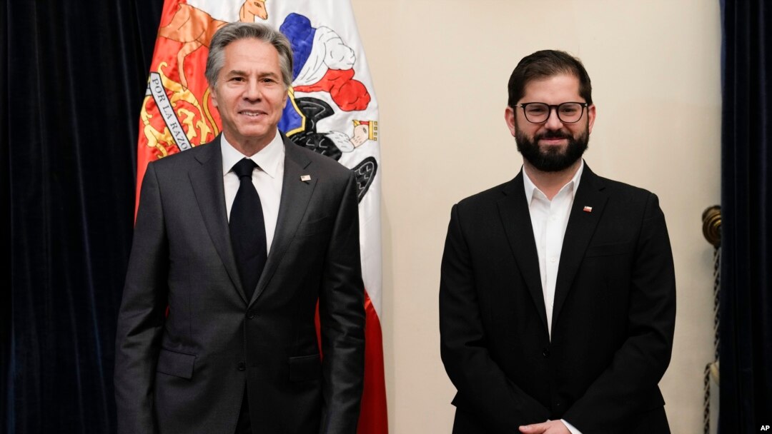 El presidente de Chile, Gabriel Boric, a la derecha, y el secretario de Estado de Estados Unidos, Antony Blinken, posan para una fotografía en el Palacio de La Moneda en Santiago de Chile, el 5 de octubre de 2022. 
