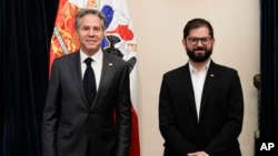 El presidente de Chile, Gabriel Boric, a la derecha, y el secretario de Estado de Estados Unidos, Antony Blinken, posan para una fotografía en el Palacio de La Moneda en Santiago de Chile, el 5 de octubre de 2022. 