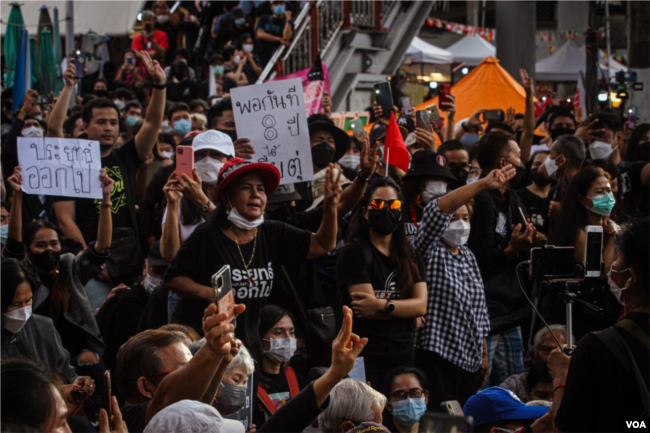 Protesters gather beside Victory Monument in Bangkok, Thailand, Oct. 1, 2022, (Tommy Walker/VOA)