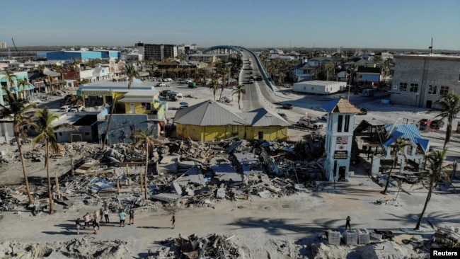 Ostaci uništenih restorana, prodavnica i drugih preduzeća vide se skoro mejsec dana nakon što je uragan Ian pogodio Fort Majers Beach, Florida, 26. oktobra 2022.