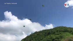 Militares venezolanos distribuyen en paracaídas cajas de alimentos y medicinas en Las Tejerías