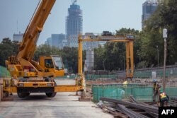 Gambar ini memperlihatkan para pekerja di lokasi pembangunan MRT (mass rapid transit) tahap kedua di Jakarta pada 20 September 2022. (BAY ISMOYO/AFP)