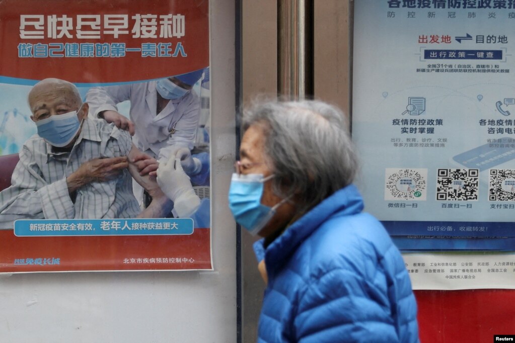 资料照：北京街头张贴鼓励老年人接种新冠疫苗的宣传画。（2022年3月30日）(photo:VOA)