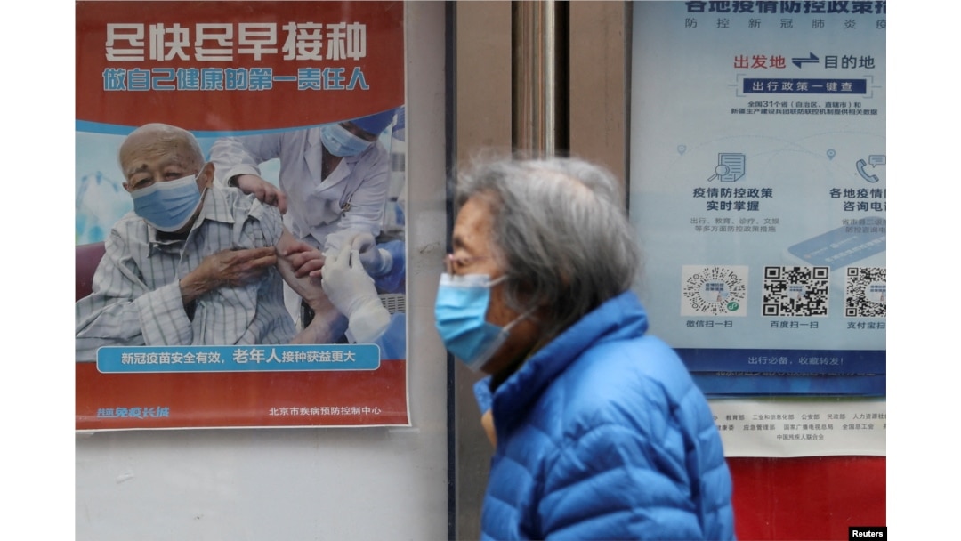 北京街頭張貼鼓勵老年人接種新冠疫苗的宣傳畫。(2022年3月30日)