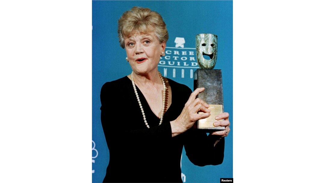 ILE - Actress Angela Lansbury holds the Screen Actors Guild Life Achievement Award presented to her in honour of her outstanding career, at the third annual Screen Actors Guild Awards in Los Angeles, Feb. 22, 1997.