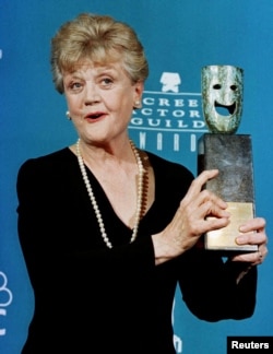 ILE - Actress Angela Lansbury holds the Screen Actors Guild Life Achievement Award presented to her in honour of her outstanding career, at the third annual Screen Actors Guild Awards in Los Angeles, Feb. 22, 1997.