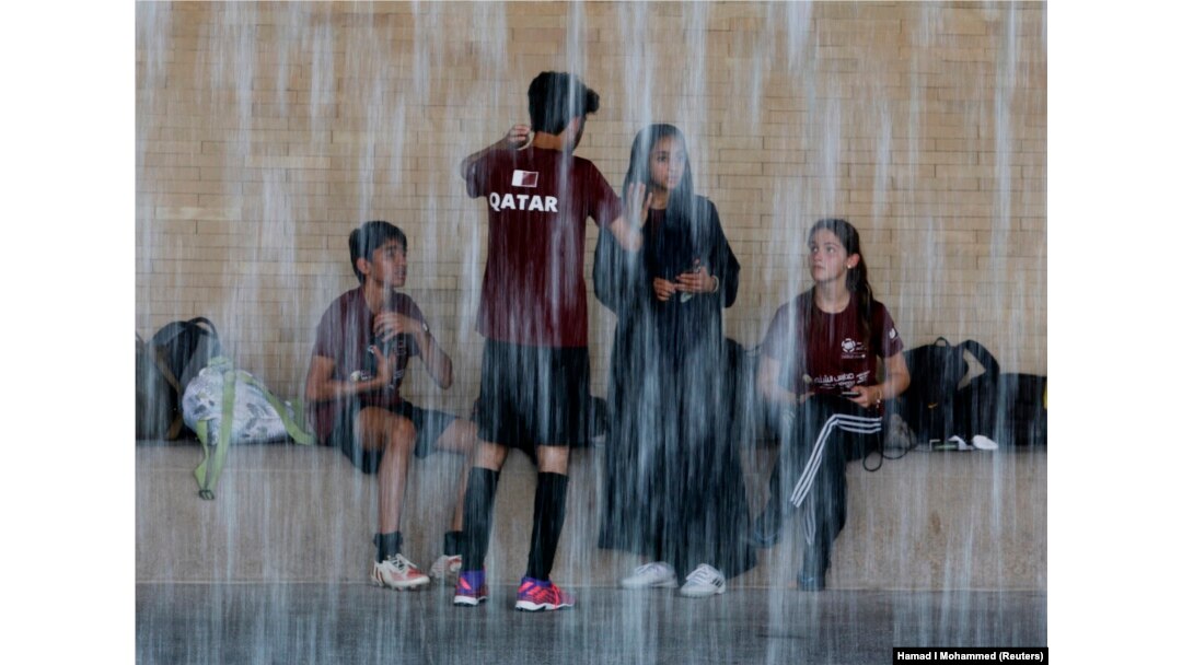 Piala Dunia Sepak Bola Anak Jalanan di Oxygen Park, Doha, Qatar, 11 Oktober 2022. Anggota tim Qatar di tengah hujan. (REUTERS/Hamad I Muhammad)