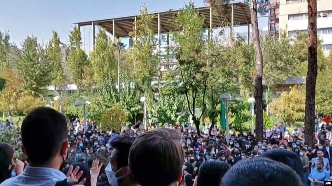 Para mahasiswa Amirkabir University of Technology di Teheran ikut melakukan unjuk rasa atas kematian Mahsa Amini (10/10). 