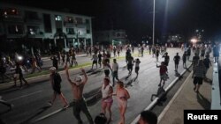 La gente sale a las calles en una protesta durante un apagón tras el paso del huracán Ian en La Habana, Cuba, el 30 de septiembre de 2022.