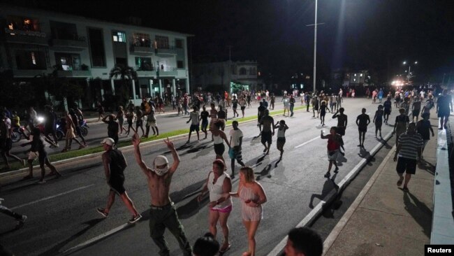 La gente sale a las calles en una protesta durante un apagón tras el paso del huracán Ian en La Habana, Cuba, el 30 de septiembre de 2022.