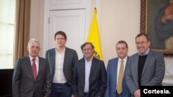 Al término de la reunión, el presidente de colombia, Gustavo Petro, en el centro, y el expresidente Iván Duque, a la izquierda, posan para una foto en el Salón Amarillo de la Casa de Nariño, en Bogotá, el 27 de septiembre de 2022. [Foto: Cortesía Presidencia de Colombia]
