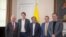 Al término de la reunión, el presidente de colombia, Gustavo Petro, en el centro, y el expresidente Iván Duque, a la izquierda, posan para una foto en el Salón Amarillo de la Casa de Nariño, en Bogotá, el 27 de septiembre de 2022. [Foto: Cortesía Presidencia de Colombia]