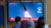 Un écran de télévision montrant des images d'archives du lancement d'un missile par la Corée du Nord dans une gare de Séoul, en Corée du Sud, le 4 octobre 2022.