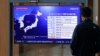 Una pantalla de televisión emite un noticiero donde se reporta el lanzamiento de un misil desde Corea del Norte, en la estación de tren de Seúl en Corea del Sur, el 4 de octubre de 2022. 