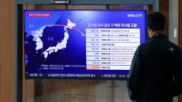 Una pantalla de televisión emite un noticiero donde se reporta el lanzamiento de un misil desde Corea del Norte, en la estación de tren de Seúl en Corea del Sur, el 4 de octubre de 2022. 