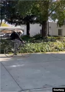 Mahasiswa Amerika Serikat bersepeda ke kampus. (Foto: Elmo Sabian)