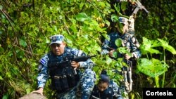 El ministro de Seguridad, Gustavo Villatorio, dijo que replicarán los cercos militares como el de Comasagua en otros municipios. [Fotos cortesía del Gobierno de El Salvador]