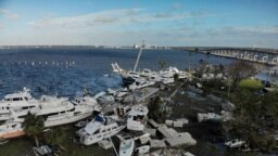 Perahu-perahu yang rusak terlihat di pusat kota Fort Myers, Florida, setelah badai Ian melanda kawasan ini dan menyebabkan kehancuran yang meluas. (Reuters)&nbsp;
