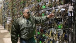 Emmanuel Friedmann en su granja de criptominería en Villarrica, una de las más grandes de Paraguay.